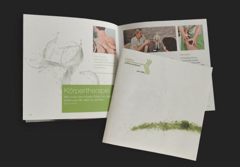 Durch eine Veredelung hebt sich eine Broschüre von der Masse ab. Bei Bodyline macht eine Blindprägung auf voluminösem Papier die Imagebroschüre zu etwas Besonderem