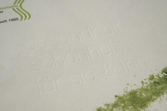 Blindprägung veredelt die Imagebroschüre