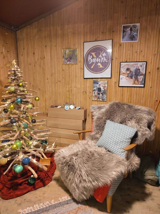 Die Bilder an der Wand gewähren Einblick in die Produktionsstätte Schloss Biberstein