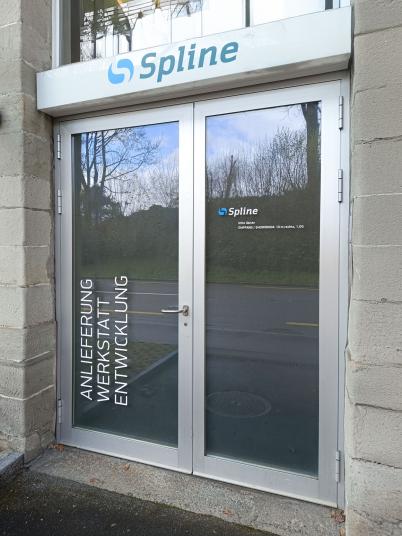 Türbeschriftung aussen. Zu welchen Räumen die Tür führt, ist schon von weitem sichtbar.