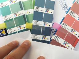 Farbwahl mithilfe des Pantone-Farbfächers